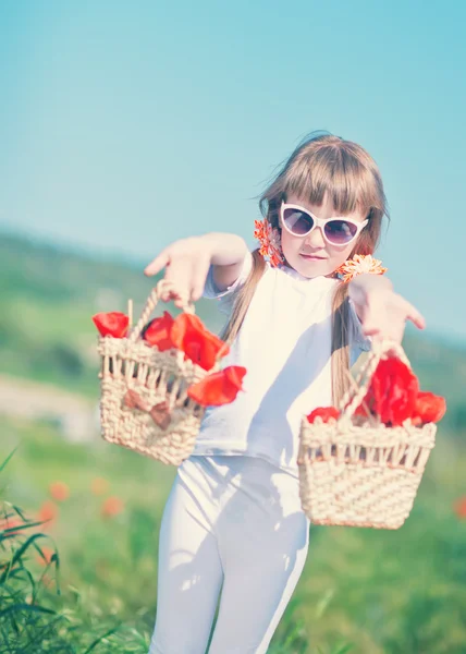 Menina no campo de papoula — Fotografia de Stock