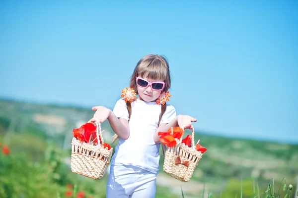 Menina no campo de papoula — Fotografia de Stock