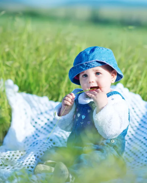 Girl sitting outdoors in sunlight — Stock Photo, Image