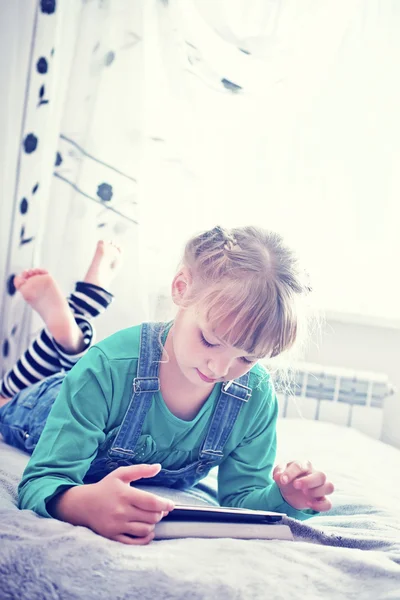 Barn leker på TabletPC — Stockfoto