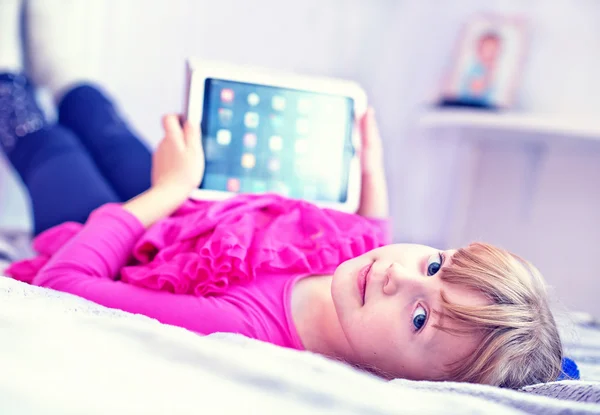 Enfant jouant sur tablette PC — Photo