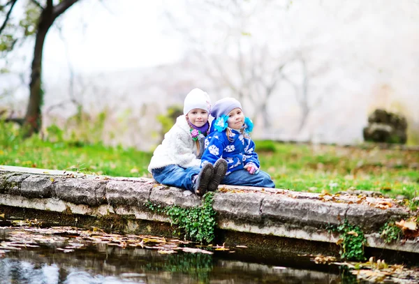 Sestry v podzimním parku — Stock fotografie