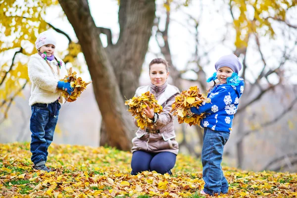 Family in autumn park — Stock Photo, Image