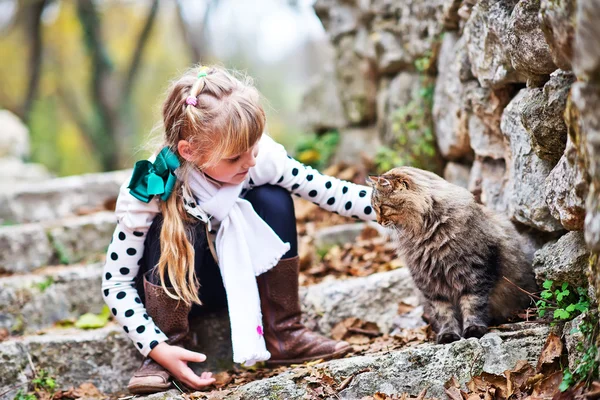 Niedliches kleines Mädchen mit Katze — Stockfoto