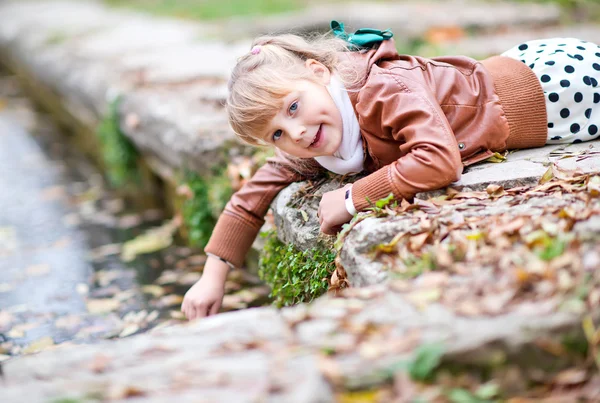 Holčička v podzimním parku — Stock fotografie