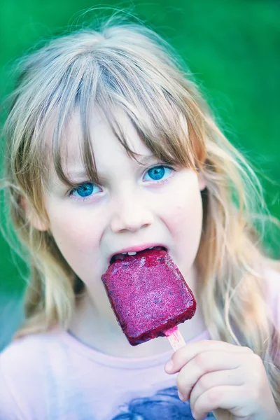 Little girl eats ice-cream — Stock Photo, Image