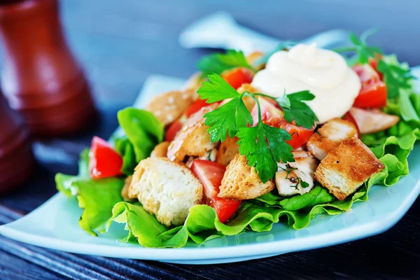 Salada Caesar em prato branco — Fotografia de Stock