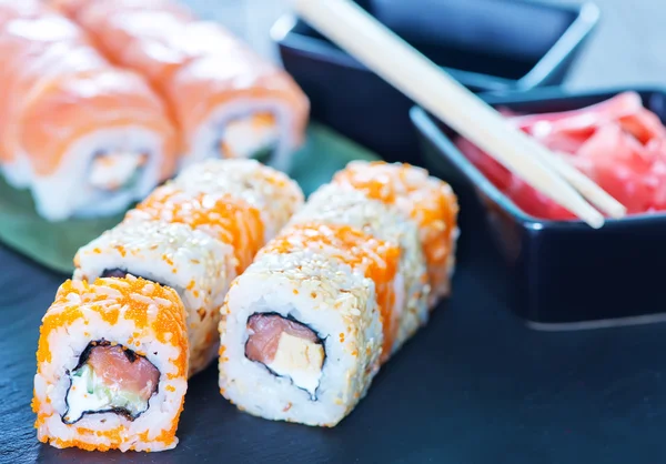Frisches Sushi und Sojasauce — Stockfoto