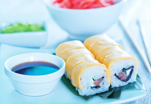 Sushi fresco e salsa di soia — Foto Stock