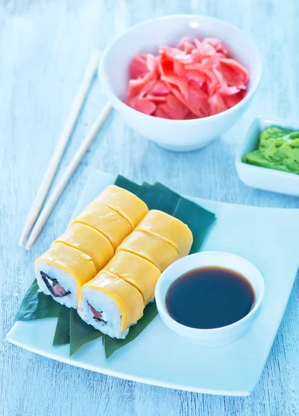 Taze sushi ve soya sosu — Stok fotoğraf