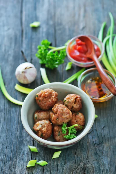 Boulettes de viande frites dans le bol — Photo