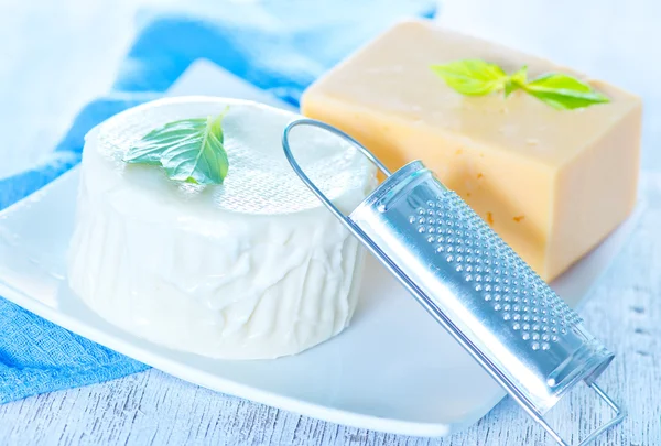 Queso y albahaca en el plato —  Fotos de Stock