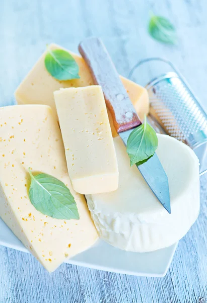 Queso y albahaca en el plato — Foto de Stock