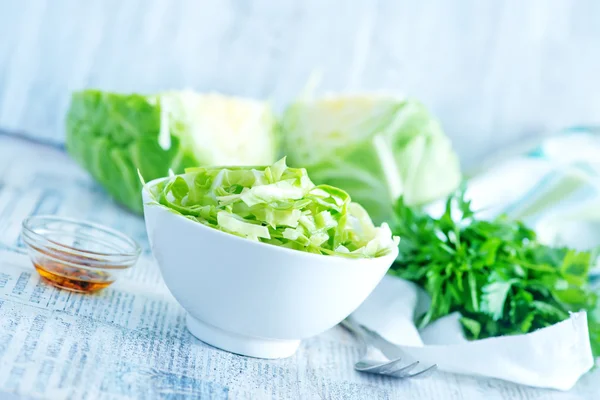 Salada de repolho em tigela — Fotografia de Stock