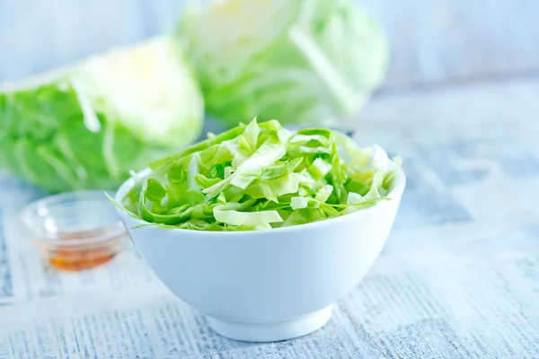 Salada de repolho em tigela — Fotografia de Stock