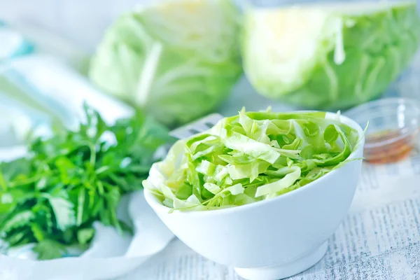 Салат из капусты в миске — стоковое фото