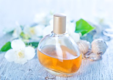 şişe ve bir masada parfüm