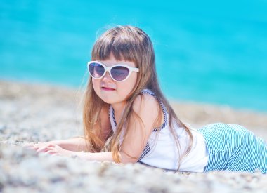 küçük kız plajda güneş gözlüğü