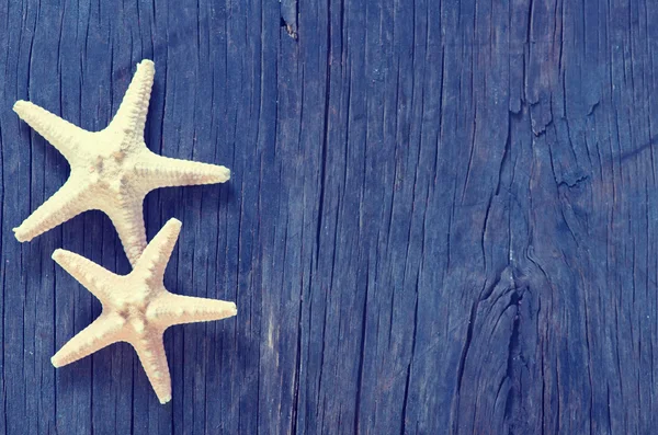 Starfishes na dřevěné pozadí — Stock fotografie