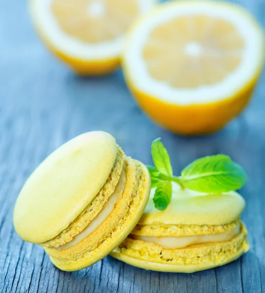 Citron macaroons och mynta blad — Stockfoto