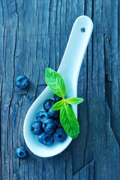 Blueberry segar di sendok — Stok Foto