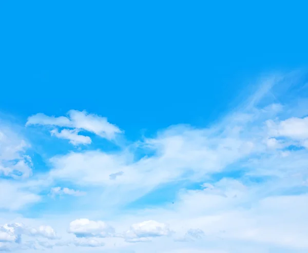 Ciel bleu et nuages blancs — Photo