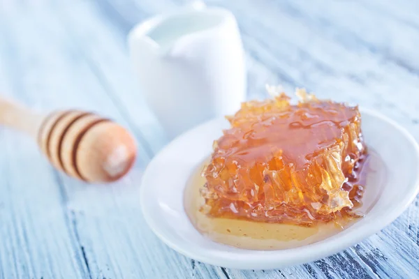 Välsmakande honung på tallrik — Stockfoto