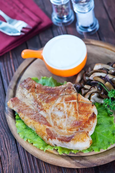 Carne frita en el tablero de madera —  Fotos de Stock