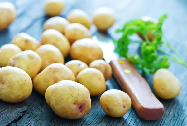 Сырой картофель и нож — стоковое фото