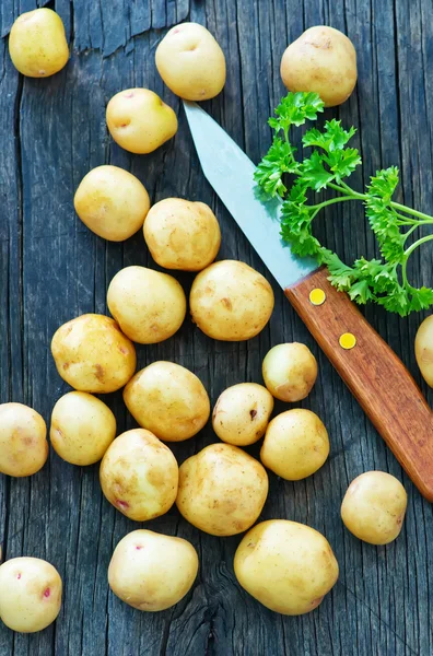 Raw potato and knife — Stock Photo, Image