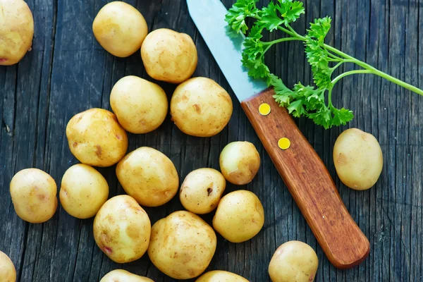 Patata cruda y cuchillo —  Fotos de Stock