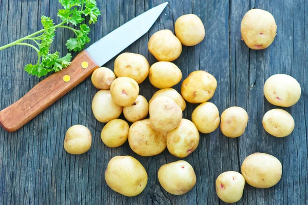 Patata cruda y cuchillo —  Fotos de Stock