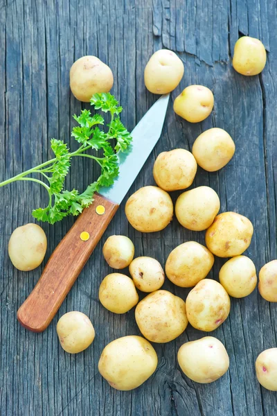 Сырой картофель и нож — стоковое фото