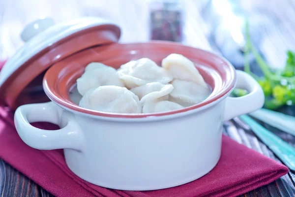 Vařené pelmeni v misce — Stock fotografie