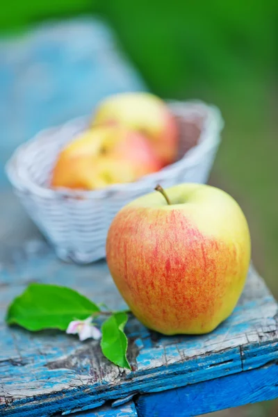 Las manzanas frescas sobre la mesa — Foto de Stock