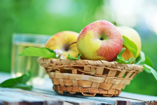 Las manzanas frescas sobre la mesa — Foto de Stock