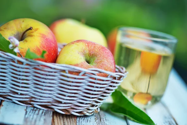 Fresh apples on a table — Stock Photo, Image