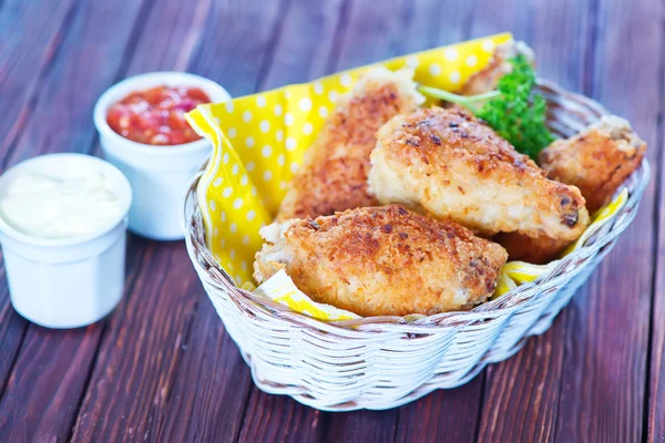 Fried chicken wings in basket — Stock Photo, Image