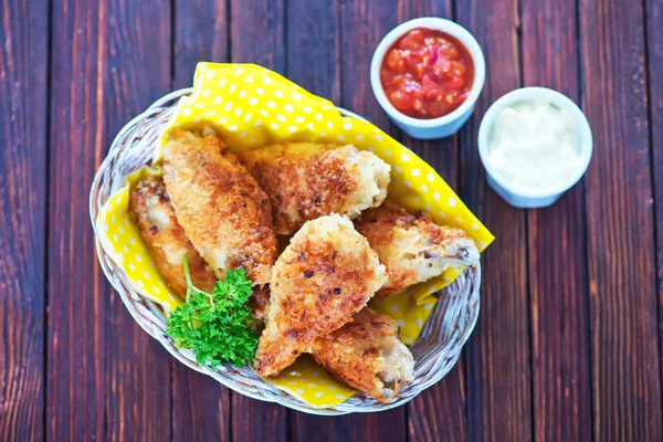 Alitas de pollo frito en cesta — Foto de Stock