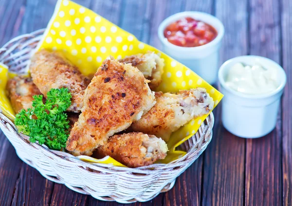 tavuk kanadı sepette kızarmış