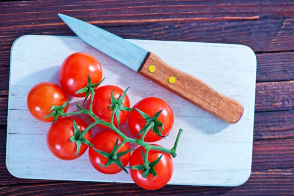 Cherry rajčátky a nůž — Stock fotografie