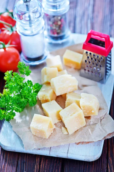 Sliced cheese on board — Stock Photo, Image