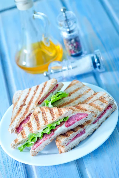 Chutné sendviče na desce — Stock fotografie