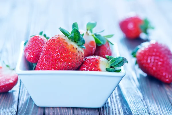 Fresas frescas en tazón — Foto de Stock