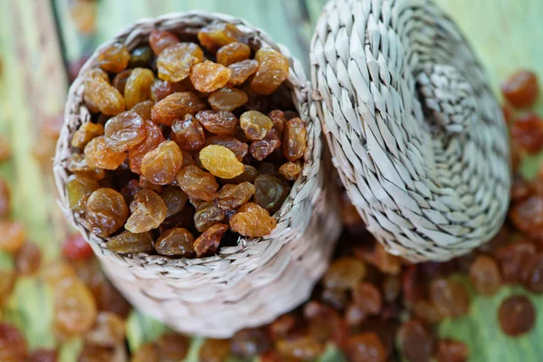 Pasas en cesta de madera — Foto de Stock