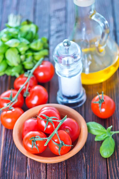 Taze domates ve fesleğen — Stok fotoğraf
