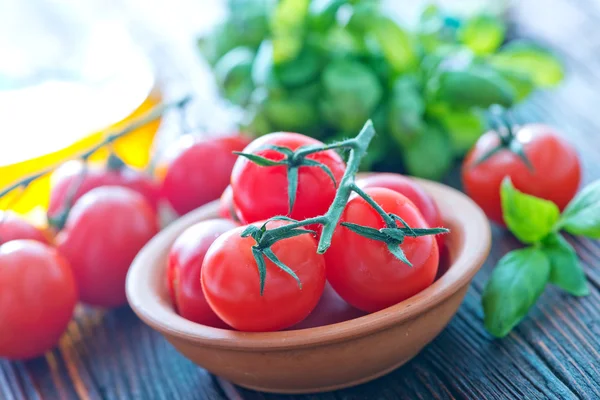 Tomate fresco e manjericão — Fotografia de Stock