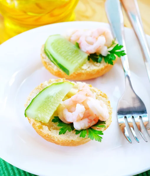 Avocado with shrimps on plate — Stock Photo, Image