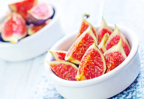 Fresh figs in bowl — Stock Photo, Image