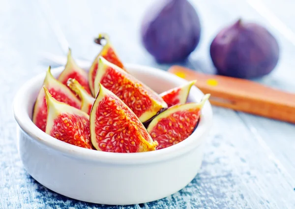 Fresh figs in bowl — Stock Photo, Image